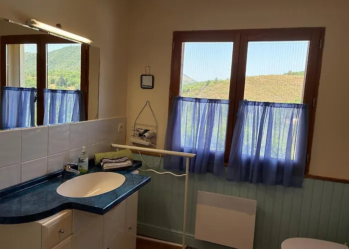 Vacation With Pool * Quillan